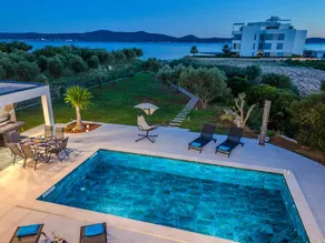 Villa with garden, terrace & private pool - Image 4