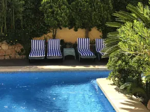 Charmant hébergement convivial et familial avec terrasse, jardin et piscine privée | Vue jardin | Avec animaux bienvenus - Image 4