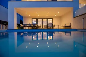 Fully equipped ample villa with barbecue, pool & terrace | Pool view - Image 2