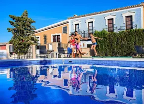 Child-friendly holiday apartment with pool & terrace - Image 3