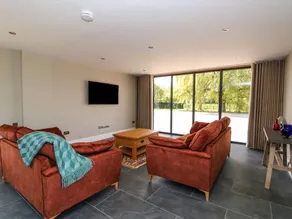Family-friendly cottage with BBQ & garden - Image 2
