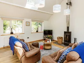 Cottage with garden, hot tub & BBQ - Image 5