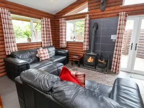 Child-friendly cottage with garden & hot tub | Pets allowed - Image 3