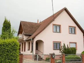 Fully equipped holiday home with garden, barbeque & pool - Image 2