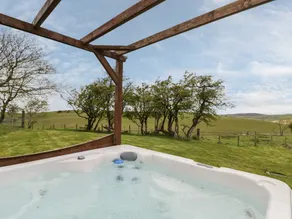 Cottage with garden & hot tub - Image 2