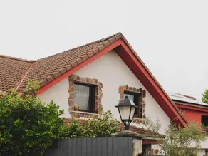 Family-oriented bungalow with pool - Image 2