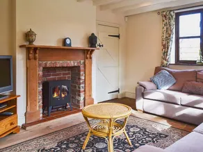 Cottage with garden & jacuzzi | River view - Image 3