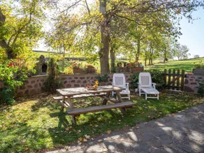Holiday home with garden & terrace - Image 2