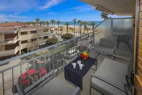 Apartment with terrace - Image 3