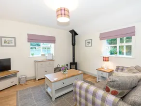 Cottage with garden & BBQ - Image 3