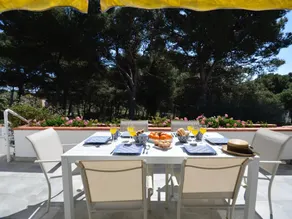 Holiday home with garden & pool - Image 5