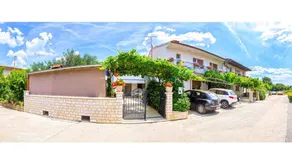 Voll ausgestattetes Ferienhaus mit Grill, Terrasse und Garten - Image 3