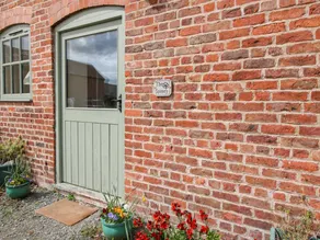 Cottage with garden - Image 2