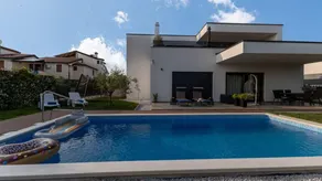 Flat with jacuzzi, pool & garden - Image 4