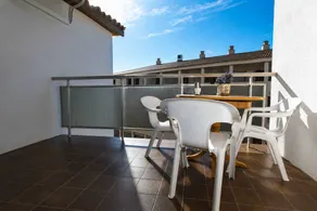 Apartment with garden - Image 5