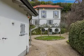 Villa con piscina e giardino - Image 2