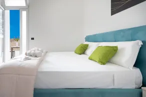 Habitación en casa de familia con jardín | Vistas al jardín | Perfecta para el trabajo en remoto - Image 2