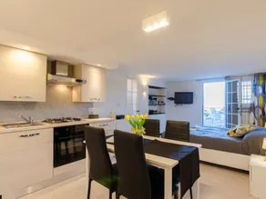 Einzimmerwohnung mit Terrasse und Blick auf den Berg - Image 3