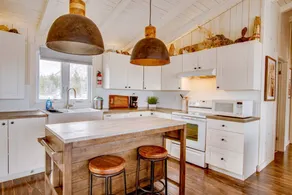 Beachfront Bungalow with Private Hot Tub & Sauna Deck in Sugar Loaf, Canada - Image 4