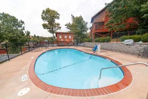 Cabin with pool & BBQ - Image 5