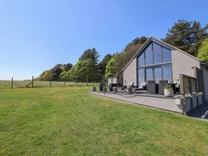 Family-friendly beautiful cottage with garden, BBQ & jacuzzi - Image 2