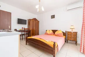 Holiday apartment with barbecue | Garden view - Image 3