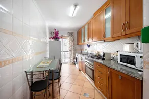 Agréable appartement de vacances avec barbecue et terrasse | Vue ville | À côté de la plage - Image 3