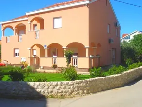 Apartment with garden & terrace - Image 2