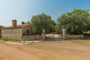 Holiday home with barbeque & garden - Image 3