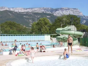 Chalet with terrace & heated pool - Image 2