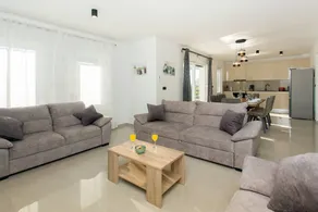 Fully equipped house with garden, barbecue & pool - Image 5