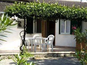 Bungalow avec terrasse et piscine - Image 4