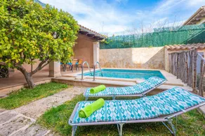 Children-friendly villa with terrace, barbecue & private pool - Image 3