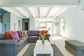 Villa with terrace, garden & pool - Image 3