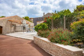 Child-friendly cottage with pool & terrace - Image 3