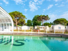Mobile home with terrace & heated pool - Image 3