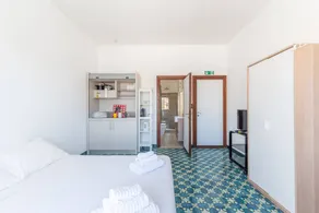 Habitación en casa de familia con terraza | Vista panorámica - Image 2