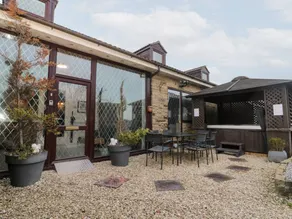 Cottage with garden, barbeque & jacuzzi | Beach view - Image 4