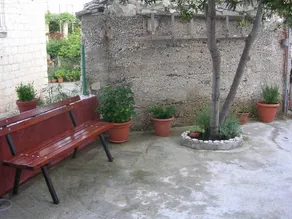 Holiday apartment with garden - Image 2
