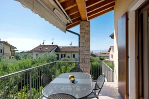 Appartement de vacances entièrement équipé avec jardin, piscine et terrasse | Vue jardin - Image 2