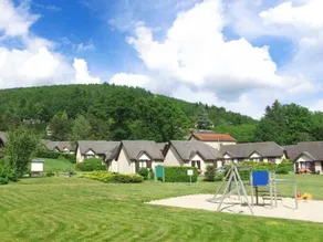 Holiday home with terrace & heated pool - Image 3