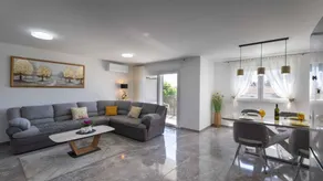 Flat with terrace - Image 5