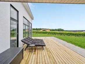 Child-friendly charming holiday home with garden, sauna & hot tub | Sea view | Next to the beach - Image 5