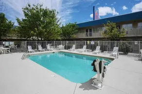 Flat with pool - Image 4