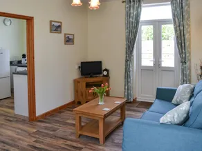 Cottage with garden | River view - Image 2