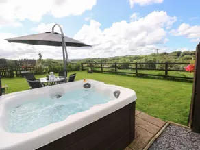 Fully equipped cottage with garden & jacuzzi | Dogs allowed - Image 2