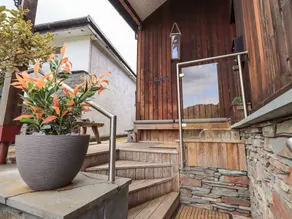 Family-oriented cottage with garden - Image 3