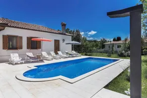 Villa with barbecue, garden & private pool - Image 5
