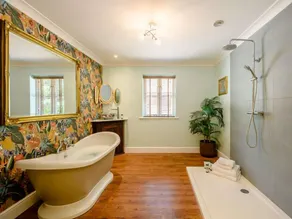 Cottage with hot tub, BBQ & garden - Image 4