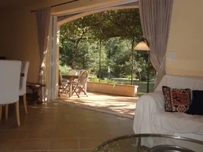 Villa con griglia, piscina e giardino | Vista sul giardino - Image 3